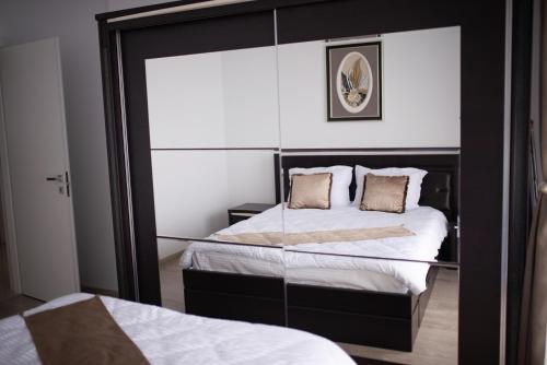 Giường trong phòng chung tại Apartament Denissia