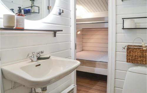 een badkamer met een wastafel en een inloopdouche bij Beautiful Home In Hovborg With Wifi in Hovborg