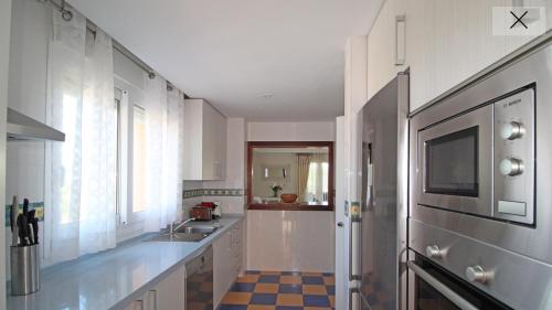 Kuchyň nebo kuchyňský kout v ubytování Marbella Deluxe Rooms in Royal Cabopino Townhouse