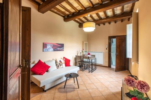 a living room with a white couch and red pillows at Casa dell'edera P in Orvieto