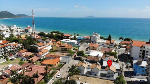 an aerial view of a town next to the ocean at Casa AZUL - A 70 Metros da Areia da Praia dos Ingleses - 6 Pessoas in Florianópolis