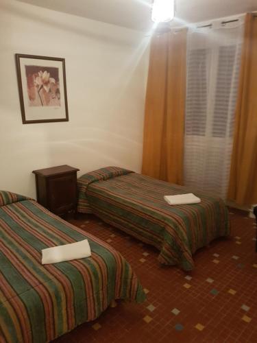 une chambre d'hôtel avec deux lits et une fenêtre dans l'établissement Maison F4 90m2 au Calme, à Sarrouilles