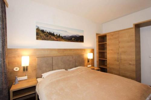 um quarto com uma cama grande e 2 luzes acesas em Ferienresidenz Grafenmatt, Feldberg em Feldberg