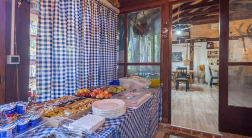 un tavolo con una tovaglia a scacchi blu e bianca di Villa Rubčić a Rakovica