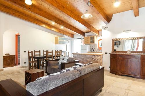 a living room with a couch and a kitchen at LA CESA Holiday House in San Felice Circeo