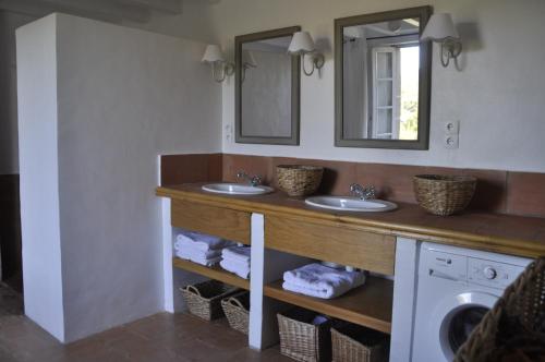MontlaurにあるDomaine de Villefrancouのバスルーム(洗面台2台、鏡付)