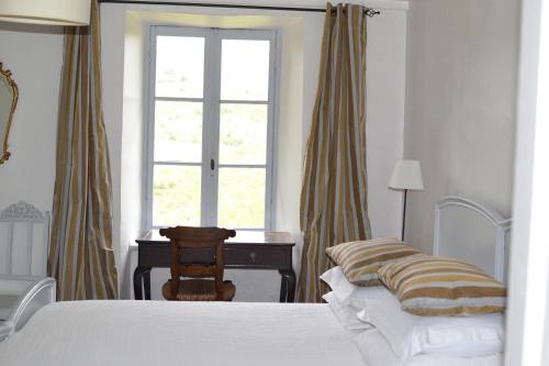 MontlaurにあるDomaine de Villefrancouのベッドルーム1室(ベッド1台、デスク、窓付)