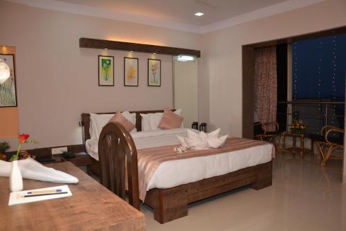 A bed or beds in a room at Boshan Hotels