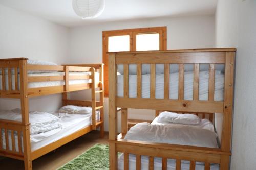 Двуетажно легло или двуетажни легла в стая в Deluxe Ski and Summer Apartment, Parking and WiFi