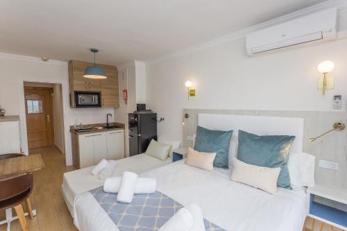 New studio in Stella Maris with stunning Sea Views