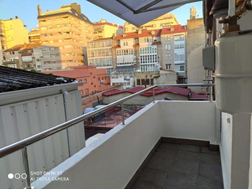 - un balcon offrant une vue sur la ville dans l'établissement Villa Trabazos Abellas, à Ourense