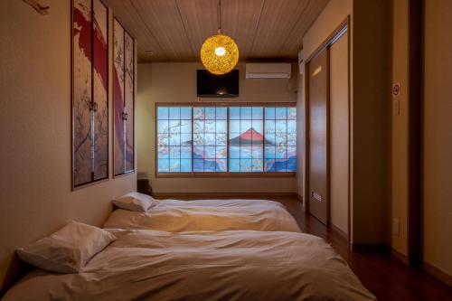 two beds in a room with a window at Re Tokyo II in Tokyo