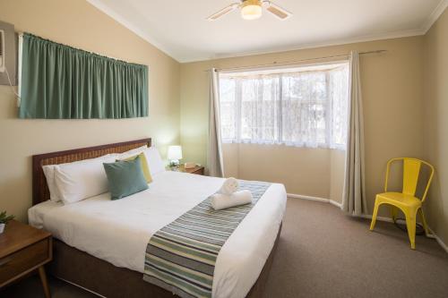 En eller flere senger på et rom på Ingenia Holidays Hunter Valley
