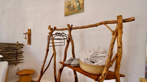 a wooden chair with a basket on top of it at Pensiunea Dealul Verde in Porumbacu de Sus