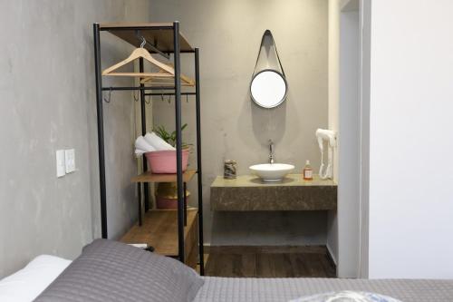 a bathroom with a sink and a mirror at Pequeno Paraíso in Foz do Iguaçu