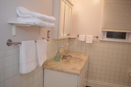 y baño con lavabo, espejo y toallas. en La Casita Bonita Near NYC, en Yonkers