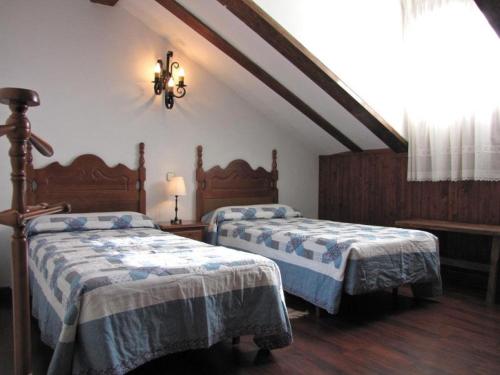 1 Schlafzimmer mit 2 Betten und einem Kronleuchter in der Unterkunft Casa Rural de la Abuela in Montejo de Tiermes
