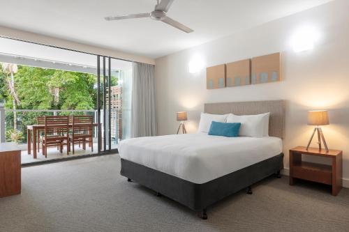 Postel nebo postele na pokoji v ubytování Drift Palm Cove