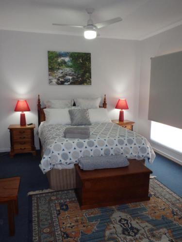 1 dormitorio con 1 cama, 2 lámparas y pantalla en Gilligan's Kangaroo Island, en Baudin Beach