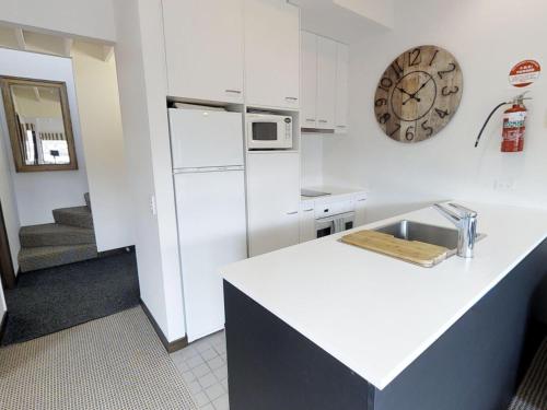 eine Küche mit einem weißen Kühlschrank und einer Theke in der Unterkunft Studio Loft 19 The Stables Perisher in Perisher Valley