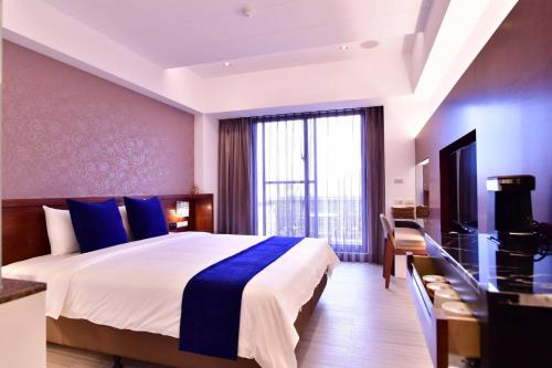 a bedroom with a large bed and a large window at Siangge Chuanfan Rock Resort in Eluan