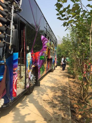 a bus with a painting on the side of it at ชลลดา ริเวอร์ โฮมสเตย์ แก่งกระจาน in Ban Wang Malako