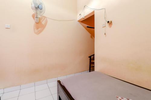 a room with a fan on the wall at Griya Barokah in Kalasan