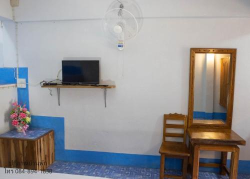 Una televisión o centro de entretenimiento en ปฎิภาณบ้านพัก