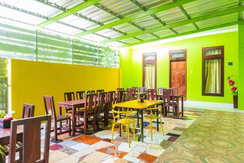 Reštaurácia alebo iné gastronomické zariadenie v ubytovaní Super OYO 1682 Greenia Hotel