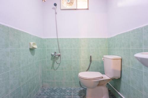 Kylpyhuone majoituspaikassa OYO 2180 Vina Vira Hotel