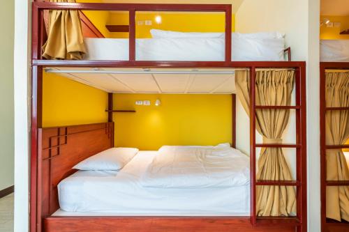 Scala Hostel tesisinde bir ranza yatağı veya ranza yatakları