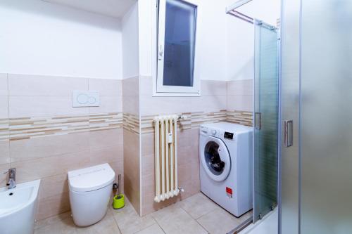 a bathroom with a toilet and a washing machine at Da Cipollina in Pieno Centro in Sanremo