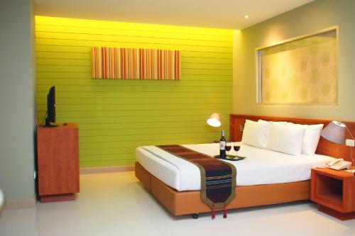 Una cama o camas en una habitación de Long Beach Cha-Am Hotel