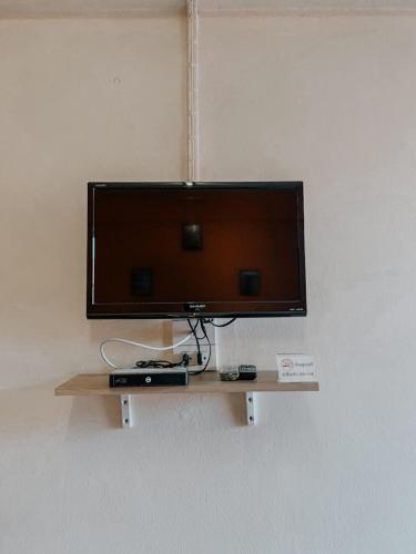 ปลื้มจิต อพาร์ทเม้น في نونتابوري: تلفزيون بشاشة مسطحة على رف على جدار