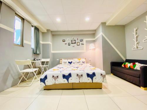 um quarto para crianças com uma cama e um sofá em Wei Yang Guest House em Yongkang