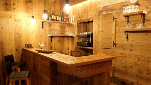una cocina con barra de madera en una cabaña en Dada Mountain Hotel en Morgex