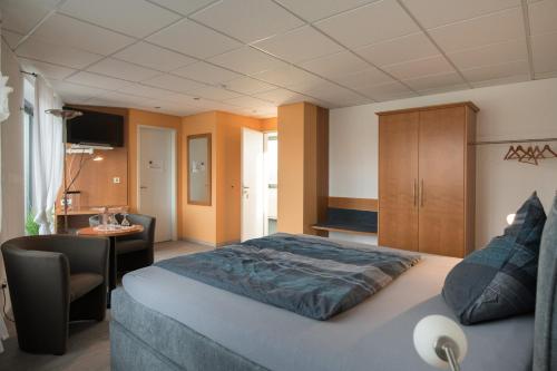 - une chambre avec un grand lit et un bureau dans l'établissement An der A 30 UG, à Bünde