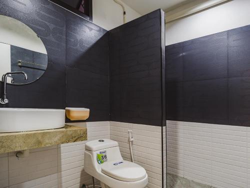 a bathroom with a toilet and a shower at Nararin Garden House in Ban Nong Sa