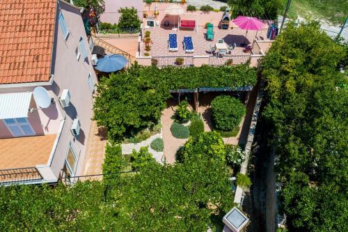 - une vue aérienne sur une cour avec une terrasse dans l'établissement Apartments Bibijana, à Mlini
