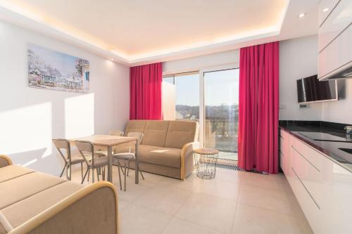 Kuchyňa alebo kuchynka v ubytovaní Apartamenty Flamingo by Noclegi Renters