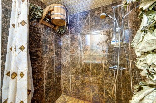 Hotel Gutsuliaにあるバスルーム