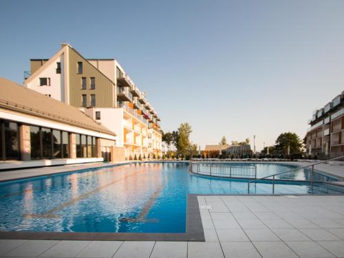 une piscine dans une ville avec des bâtiments dans l'établissement OnHoliday Apartamenty ulica Poleska, à Kołobrzeg