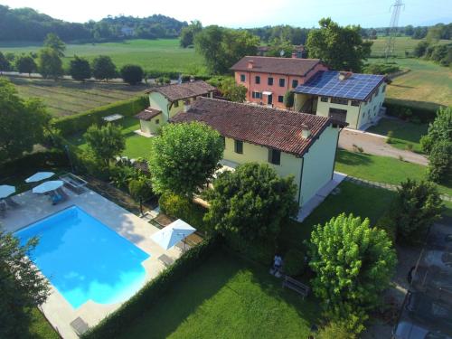 an aerial view of a house with a swimming pool at Agriturismo Bitturelli in Ponti Sul Mincio