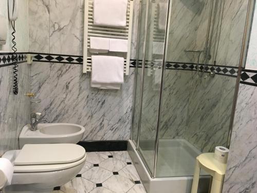 Ein Badezimmer in der Unterkunft Andreola Central Hotel