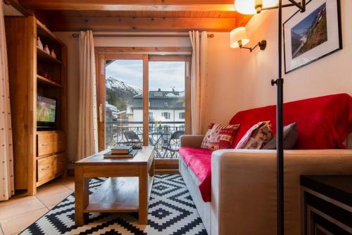 - un salon avec un canapé et une table dans l'établissement Résidence Le Cristal - Lognan 8 - Happy Rentals, à Chamonix-Mont-Blanc