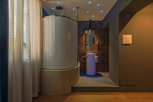 a bathroom with a shower in a room at Palco Rooms&Suites in Palermo