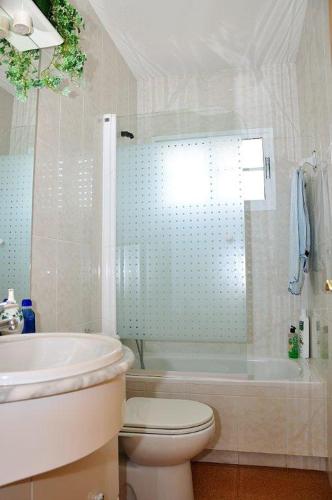 a bathroom with a toilet and a tub and a sink at Casa Bellavista Becerril in Becerril de la Sierra