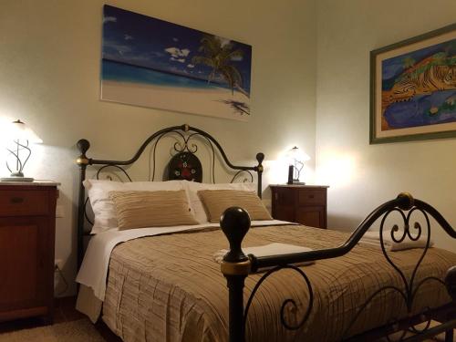 1 dormitorio con 1 cama y 2 mesitas de noche en Villa L'Anfora B&B, en Pianella