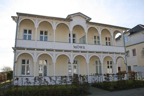 ein großes weißes Gebäude mit dem Textfilm drauf in der Unterkunft Haus Möwe I Whg 02 mit Terrasse in Ostseebad Sellin
