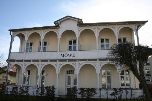 ein großes weißes Gebäude mit einem Filmschild drauf in der Unterkunft Haus Möwe I Whg 02 mit Terrasse in Ostseebad Sellin